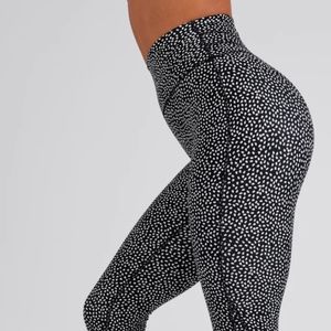 Buffbunny legacy leggings in black bossy print